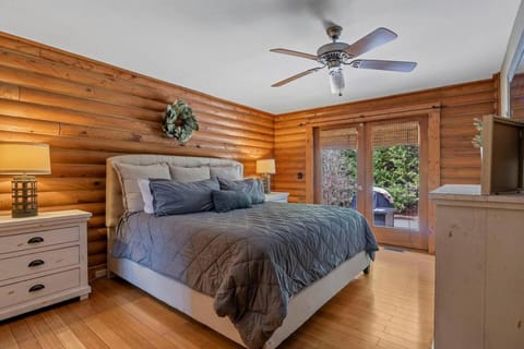 The Sherwood - Modern Log Cabin, Fireplace, Pool Table, and Mountain Views! Cabin in Lake Lure