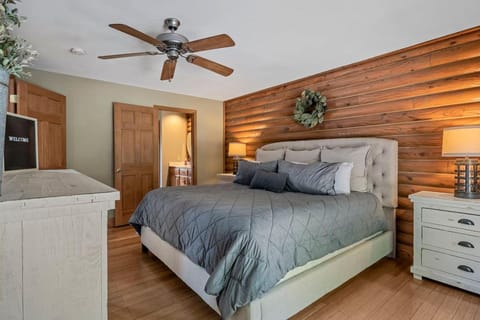 The Sherwood - Modern Log Cabin, Fireplace, Pool Table, and Mountain Views! Cabin in Lake Lure