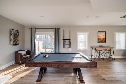 The Golden Jewel - Game Room, Fire Pit and Deck! House in Madison Heights