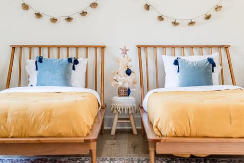 The Golden Jewel - Game Room, Fire Pit and Deck! House in Madison Heights