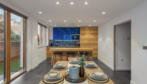 Kitchen or kitchenette, Seating area, Dining area