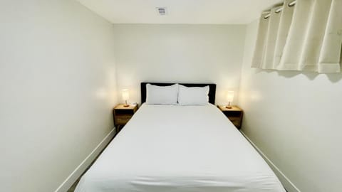 Cozy Modern 2BR in Millcreek Tempurpedic Beds 83 inch 4k TV 10 Min to SLC Mountains House in Millcreek