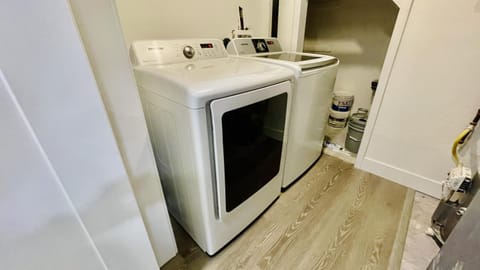 Cozy Modern 2BR in Millcreek Tempurpedic Beds 83 inch 4k TV 10 Min to SLC Mountains House in Millcreek