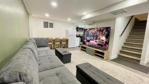 Cozy Modern 2BR in Millcreek Tempurpedic Beds 83 inch 4k TV 10 Min to SLC Mountains House in Millcreek