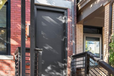 Modern Palm Springs Retreat with 4 Bedrooms and 4.5 Bathrooms, Central Shadyside townhome House in Shadyside