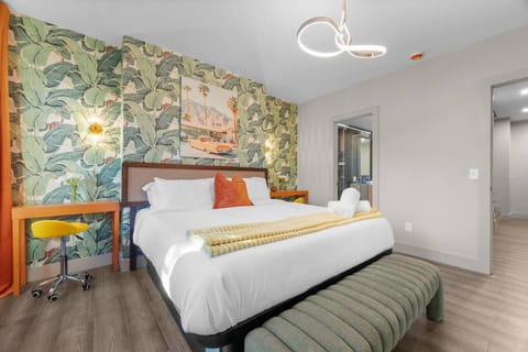 Modern Palm Springs Retreat with 4 Bedrooms and 4.5 Bathrooms, Central Shadyside townhome House in Shadyside