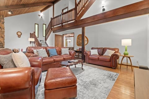 Chalet Rivière Sleeps 12, Dog-Friendly, Hot Tub Chalet in Mount Hood Village