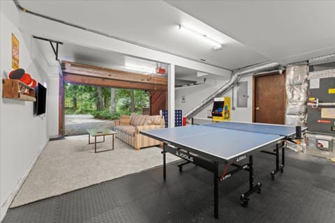 Chalet Rivière Sleeps 12, Dog-Friendly, Hot Tub Chalet in Mount Hood Village