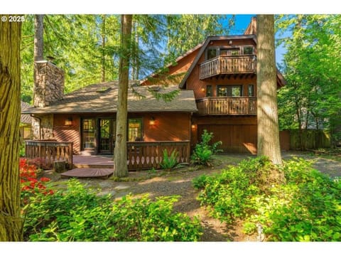 Chalet Rivière Sleeps 12, Dog-Friendly, Hot Tub Chalet in Mount Hood Village