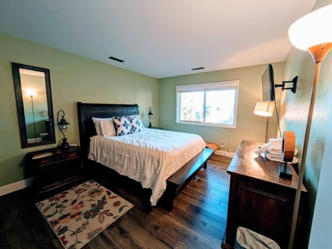 Large Upgraded, Family Friendly Condo with Garage House in Chelan (In Town)