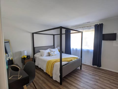 Romantic Boutique Getaway with Modern Remodel House in Chelan (In Town)