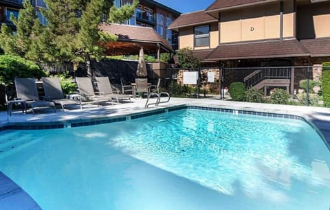 Romantic Boutique Getaway with Modern Remodel House in Chelan (In Town)