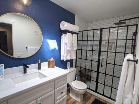 Romantic Boutique Getaway with Modern Remodel House in Chelan (In Town)