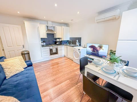 Property building, TV and multimedia, Kitchen or kitchenette, Living room, Seating area, Dining area, dishwasher, heating, internet, microwave, oven, storage, stove, toaster, washing machine, dryer, kitchen, air conditioner