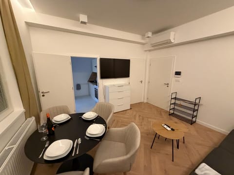 TV and multimedia, Living room, Seating area, Dining area, Evening entertainment