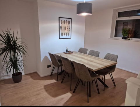 Cosy 2 Bedroom Macclesfield House House in Macclesfield