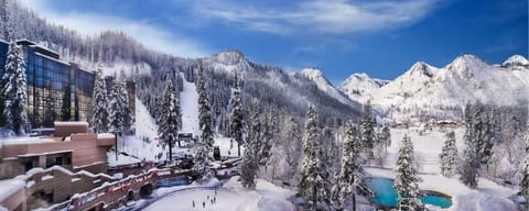 6th Floor Mountain View Room - Fireplace Suite Inn in Palisades Tahoe (Olympic Valley)