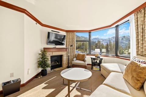 6th Floor Mountain View Room - Fireplace Suite Inn in Palisades Tahoe (Olympic Valley)