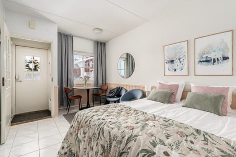 Bed, Dining area