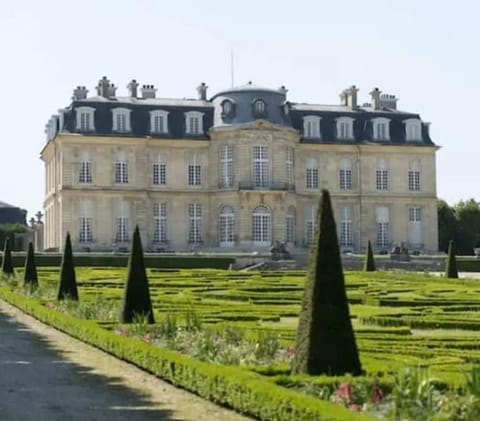 Maison Familiale Jardin Wifi PARIS & DISNEYLAND Champs sur Marne Villa in Île-de-France
