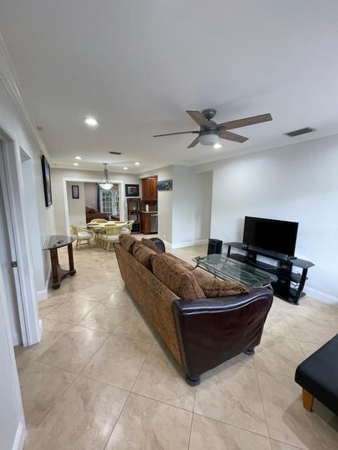 Spacious 5Bdrm, 3Bath Ideal for Families & Groups! House in West Palm Beach