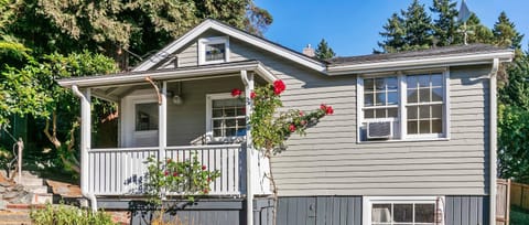 Charming Beach Cottage with Ocean Views & Sauna House in Shoreline