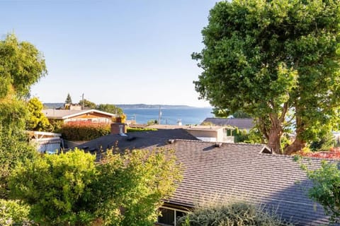 Orca Haven - 2BR with Scenic Views in Richmond Beach Apartment in Shoreline
