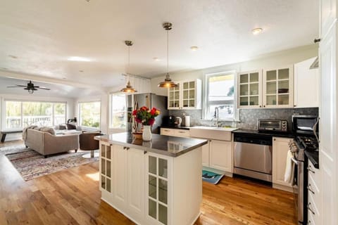 Orca Haven - 2BR with Scenic Views in Richmond Beach Apartment in Shoreline