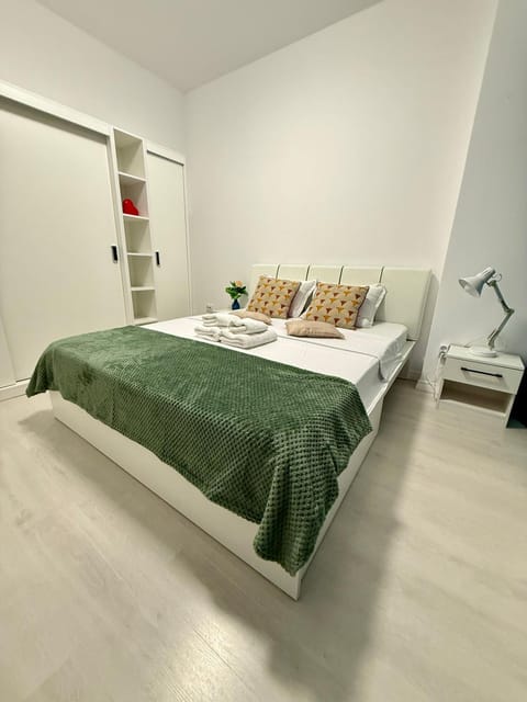 Bedroom, towels