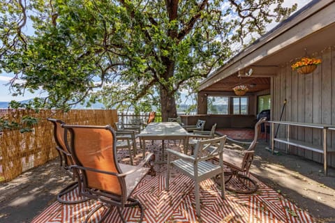 Inventor's Cottage 30 Night Minimum House in Underwood