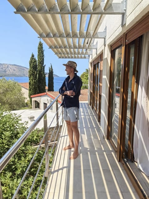 Property building, People, Natural landscape, Balcony/Terrace, Guests, Sea view