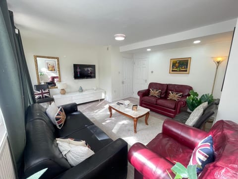 TV and multimedia, Living room, Decorative detail, Seating area, heating, internet, storage