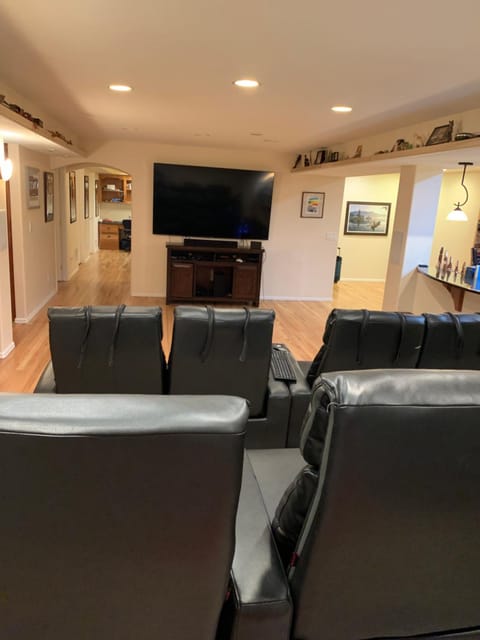 TV and multimedia, Seating area, Evening entertainment