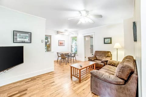 Gulf Stream House - Hammondsport Getaway Apartments #10 Apartment in Hammondsport