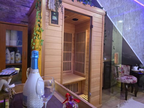 Dubai Spa Apartments - Jacuzzi & Sauna Free Parking Apartment in Novi Sad
