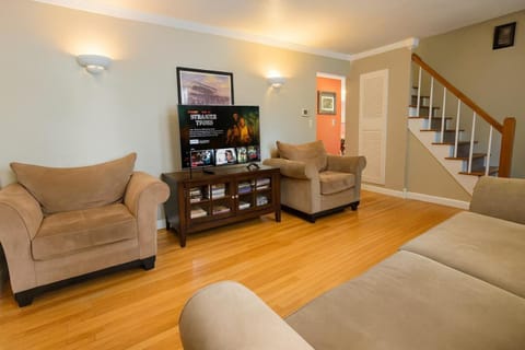 Large Villa 5 Beds, 3 Baths, Firepit, Cozy Stay House in Queensbury