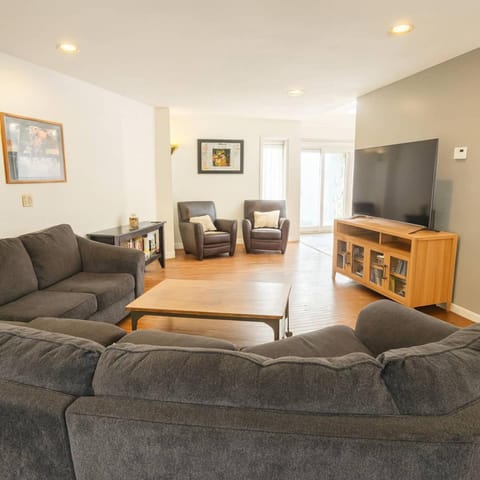 Large Villa 5 Beds, 3 Baths, Firepit, Cozy Stay House in Queensbury