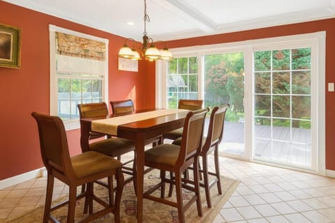 Large Villa 5 Beds, 3 Baths, Firepit, Cozy Stay House in Queensbury