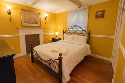 Large Villa 5 Beds, 3 Baths, Firepit, Cozy Stay House in Queensbury