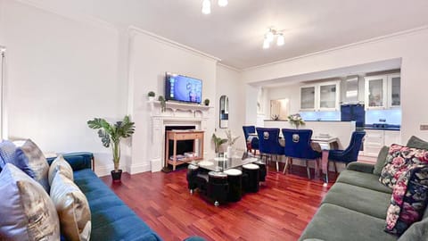 TV and multimedia, Living room, Seating area, Dining area, flat iron, heating, internet, kitchen