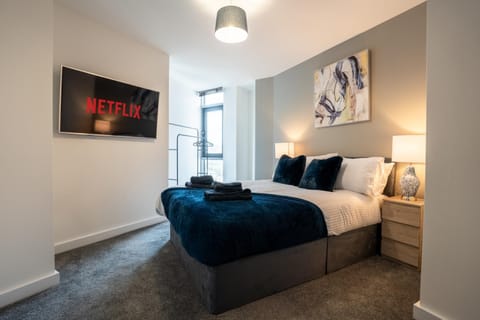 Bed, TV and multimedia, Photo of the whole room, Bedroom, towels