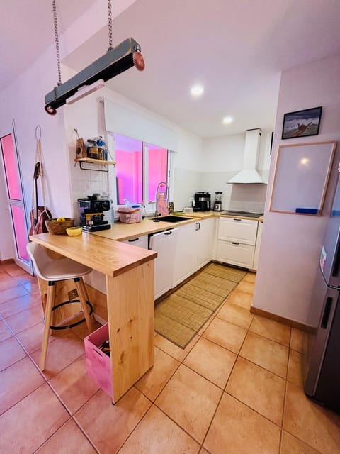 Coffee/tea facilities, Kitchen or kitchenette, dishwasher, oven, stove, toaster