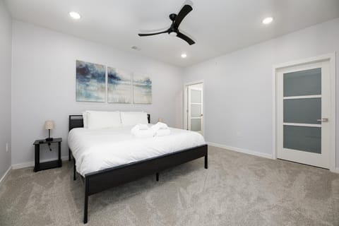 Slabtown Penthouse - Modern Condo - Private Rooftop Deck Apartment in Traverse City