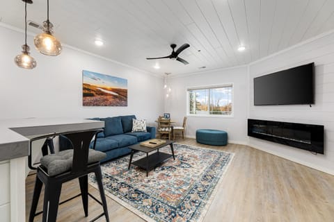 Slabtown Penthouse - Modern Condo - Private Rooftop Deck Apartment in Traverse City