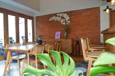 Seating area, Dining area