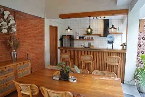 Kitchen or kitchenette, Seating area, Dining area