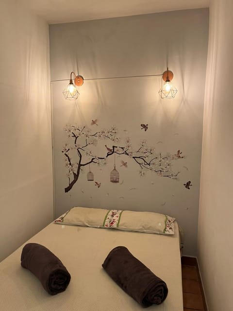 Bed, Photo of the whole room, towels