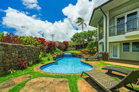 Patio, Garden view, Swimming pool, Swimming pool, sunbed