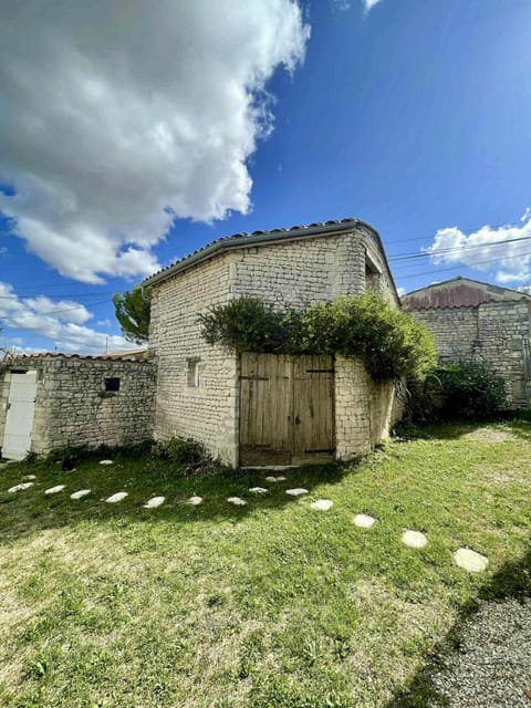 Property building, Garden, Garden view, Landmark view