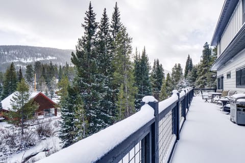 Hot Tub and Game Room! Luxury Blue River Retreat House in Blue River